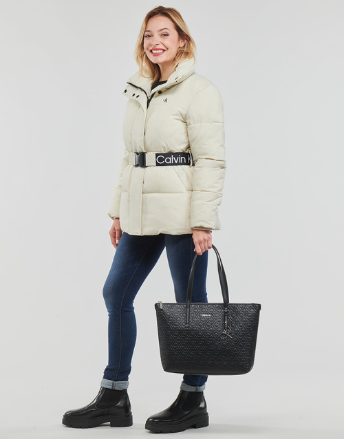 Calvin Klein Jeans LOGO BELT WAISTED SHORT PUFFER Ecru