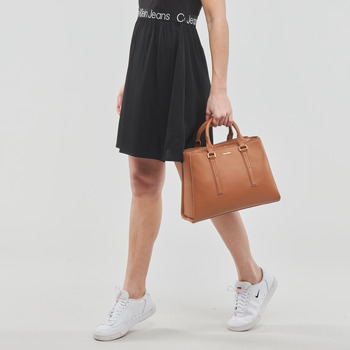 Calvin Klein Jeans CK ELEVATED TOTE MD Camel